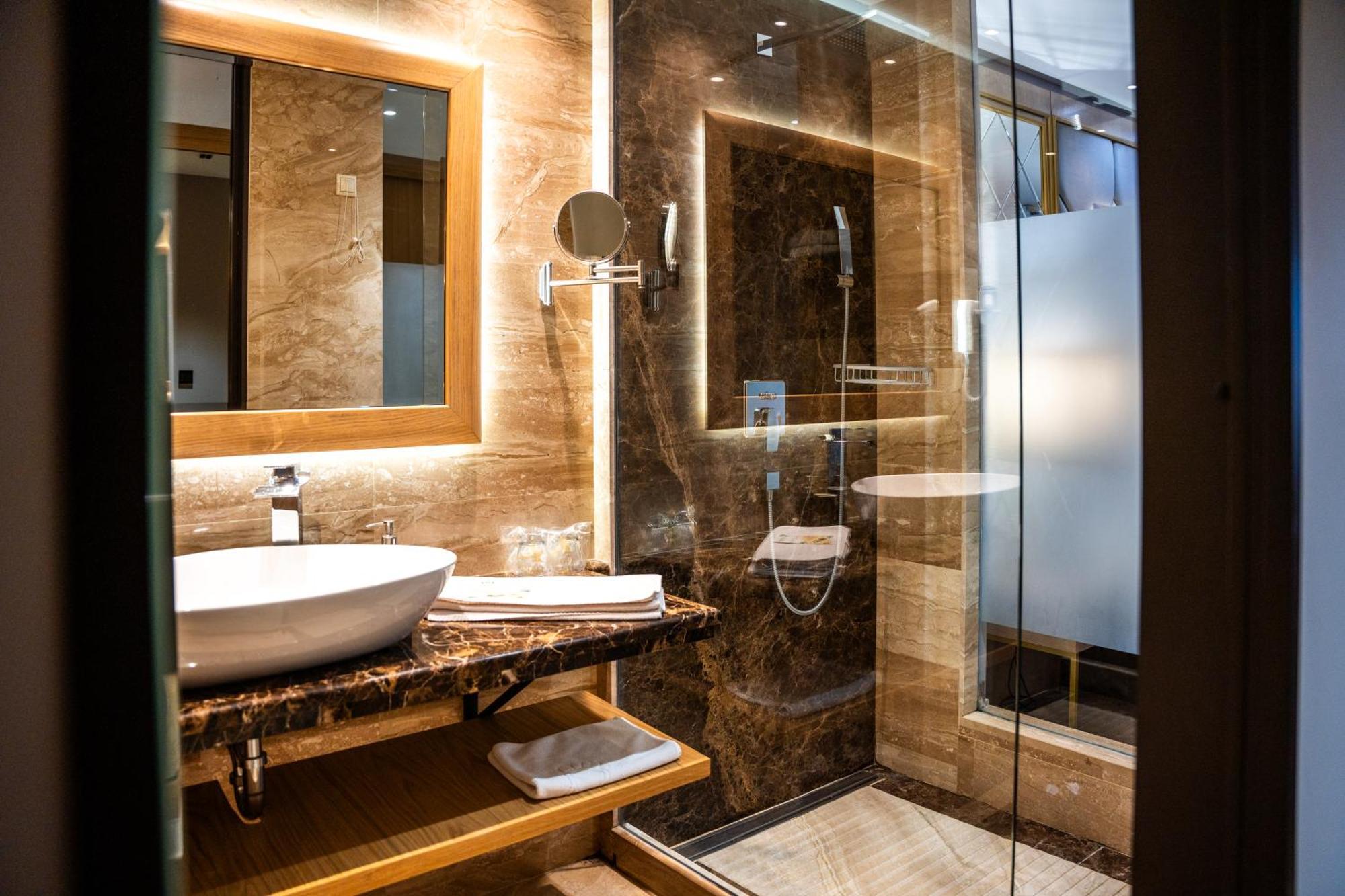 A Hoteli - Hotel Park Vrnjačka Banja Εξωτερικό φωτογραφία A bathroom in a hotel