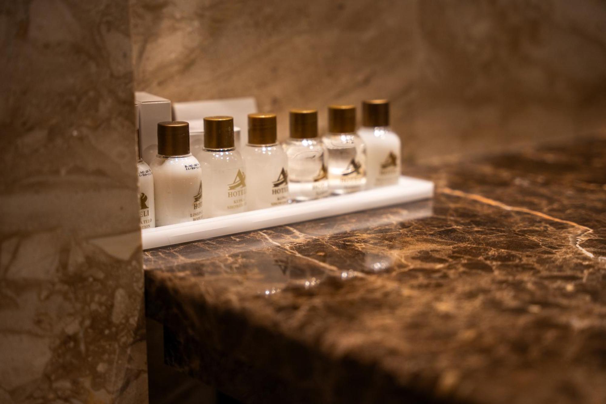 A Hoteli - Hotel Park Vrnjačka Banja Εξωτερικό φωτογραφία A collection of toiletries