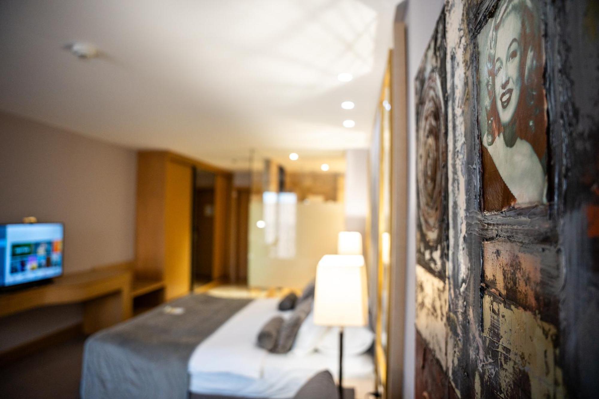 A Hoteli - Hotel Park Vrnjačka Banja Εξωτερικό φωτογραφία A room at the hotel